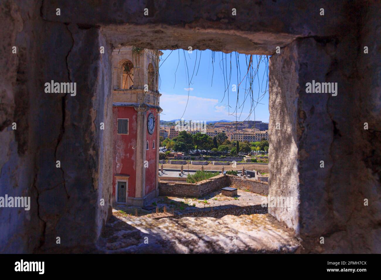 Vue de la vieille ville sur la péninsule dans les eaux claires de la mer d'azur à partir de la vieille forteresse de la ville de Corfou. Kerkyra, capitale de l'île de Corfou. La Grèce. Banque D'Images