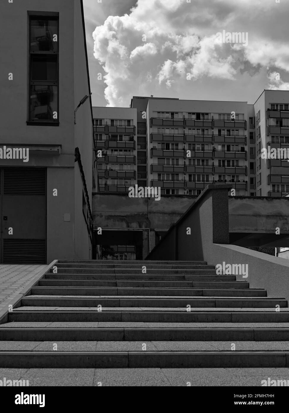 Quartier résidentiel à Praga - Poludnie - quartier de Varsovie, photo noir et blanc, grand bloc d'appartements Banque D'Images