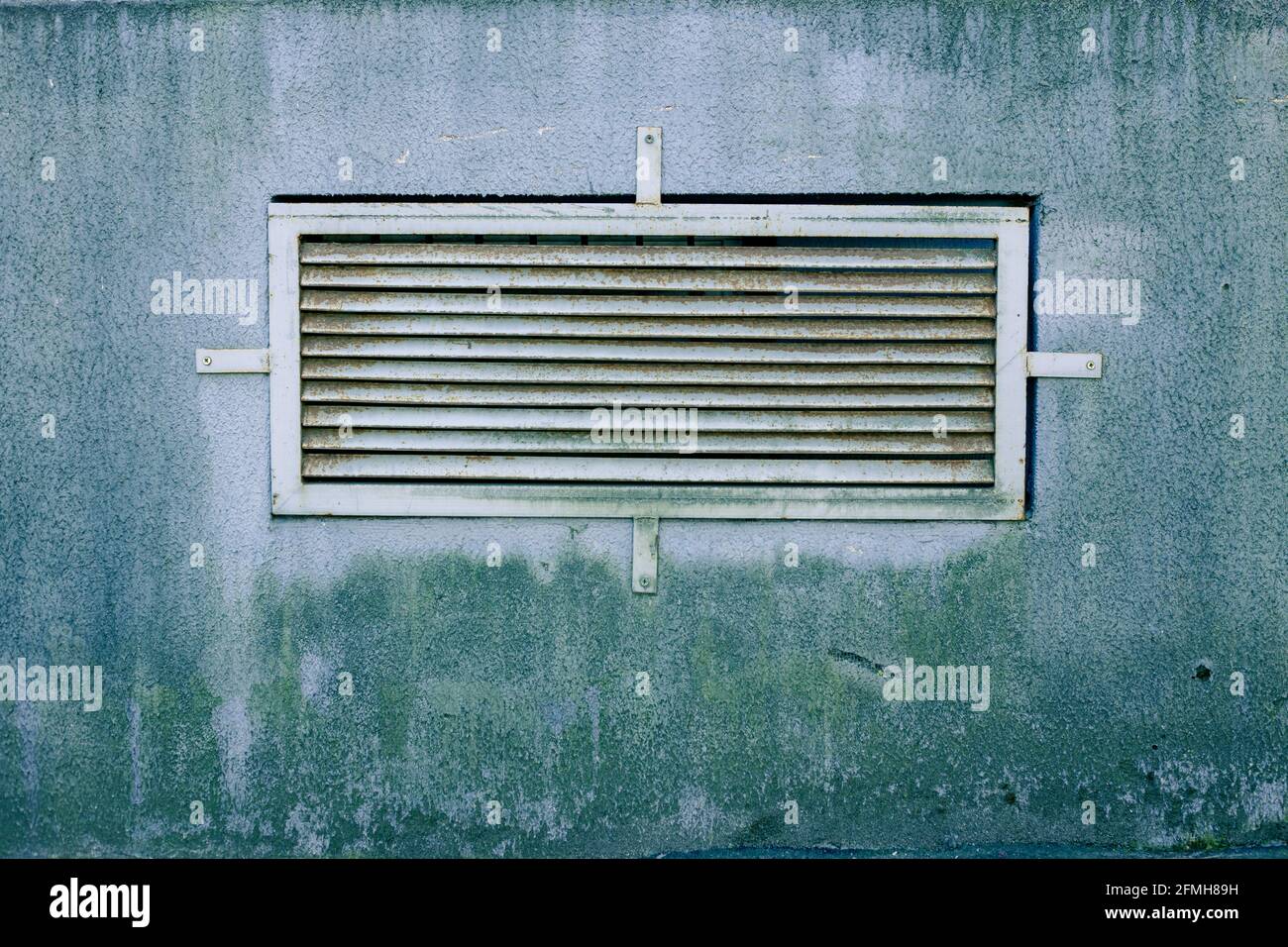 Grille d'aération en acier sur un mur en béton Photo Stock Alamy — free download