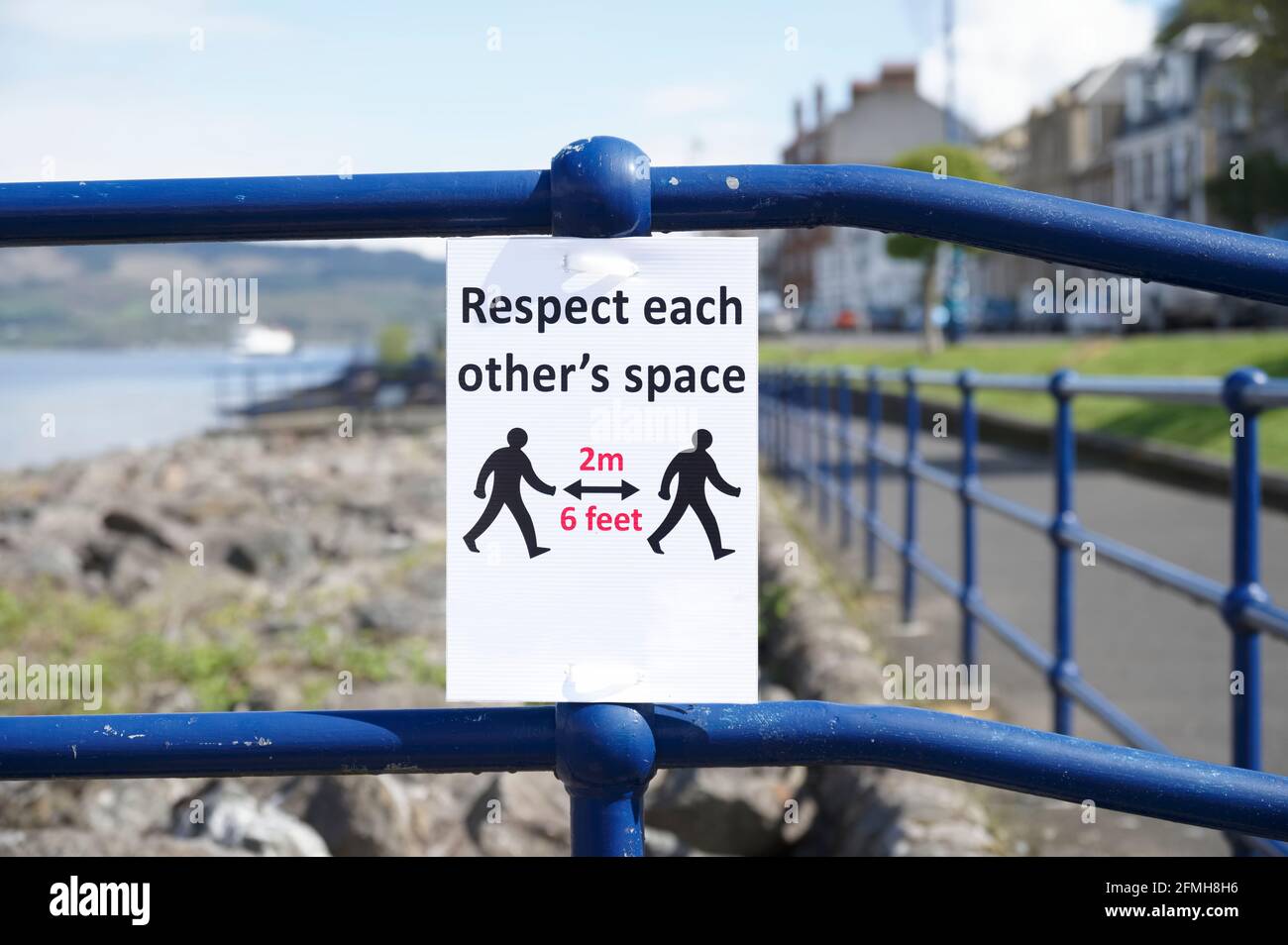 Signe de distance sociale pour rester en sécurité sur l'île écossaise de Rothesay Banque D'Images
