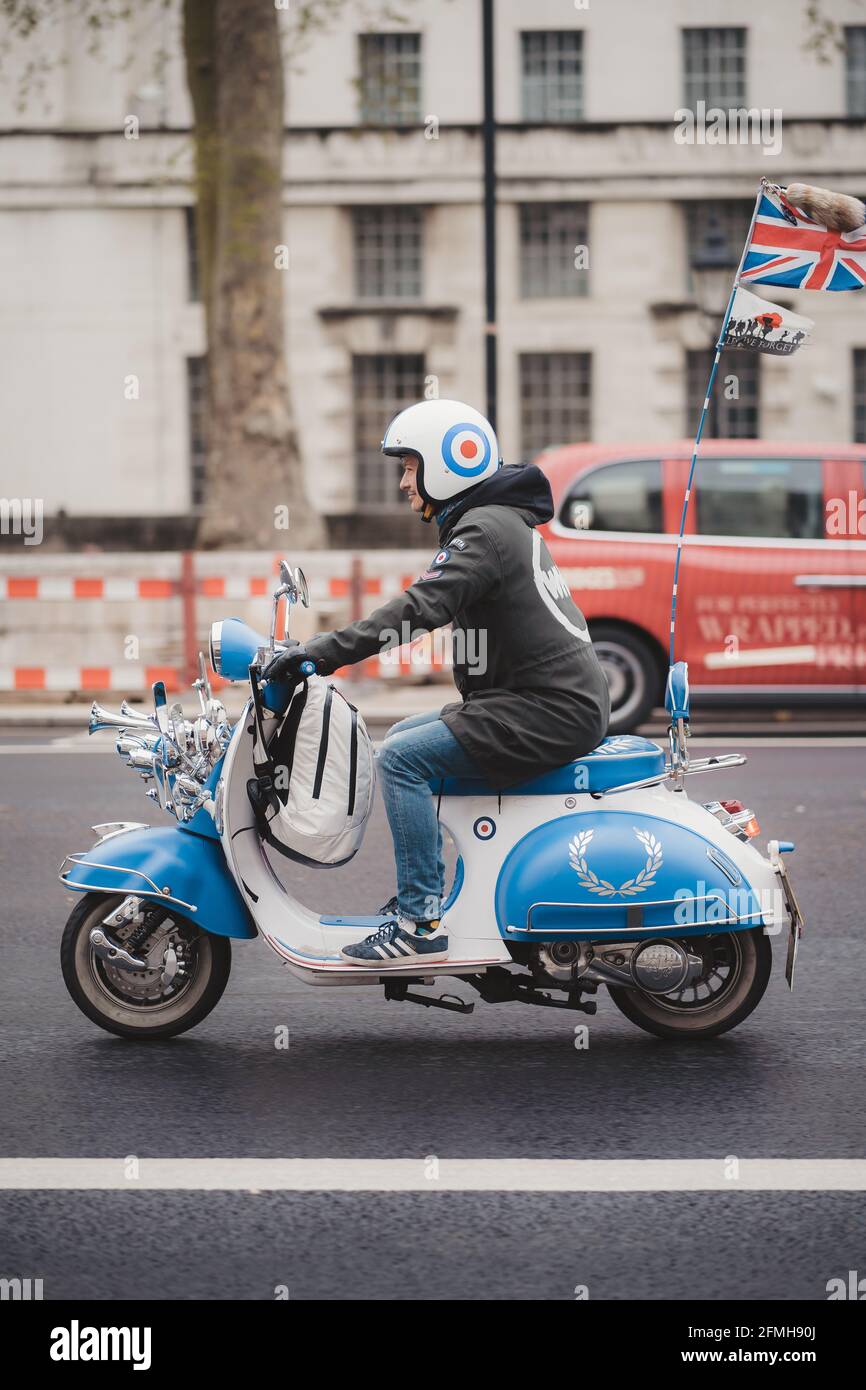 Westminster, Londres | Royaume-Uni - 2021.05.08 : des mods sur leurs scooters Vespa et Lambretta traversent la place du Parlement pour soutenir les anciens combattants Banque D'Images