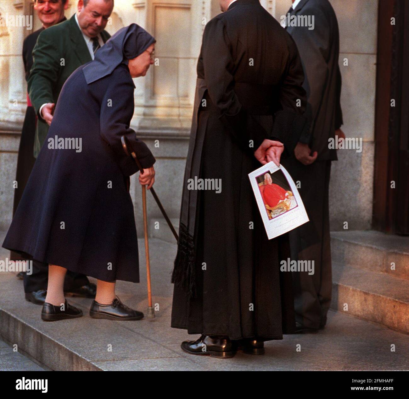 Une nonne âgée arrive pour le service commémoratif d'octobre 1999 de Cardinal Basil Hume à la cathédrale de Westminister Banque D'Images