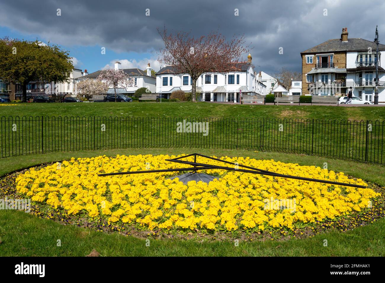 Horloge florale dans les jardins de Clifftown Parade. Propriétés victoriennes, maisons en haut d'une falaise surplombant l'estuaire de la Tamise Southend sur Sea Essex Banque D'Images