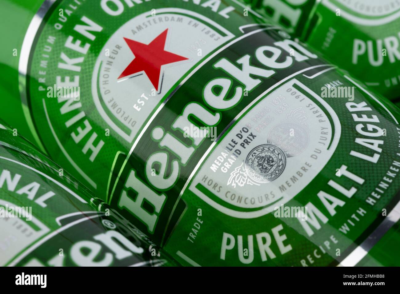 Le logo de la marque néerlandaise Heineken tel qu'il est indiqué sur une étiquette apposée sur l'une des bouteilles de bière de la société. Banque D'Images
