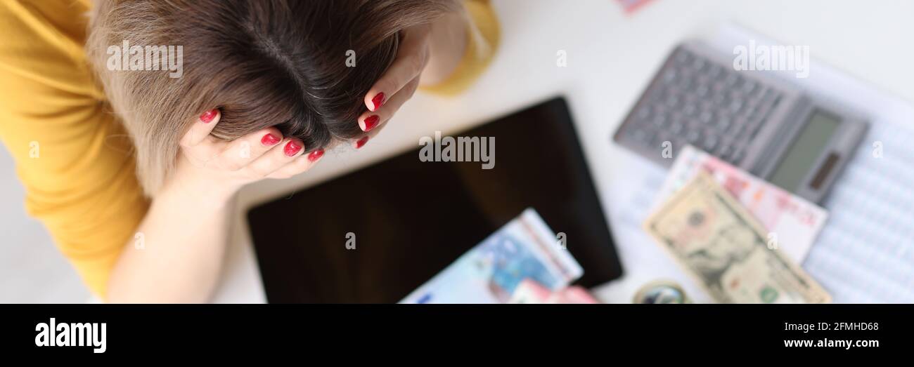 Jeune femme tenant la tête devant de l'argent Banque D'Images