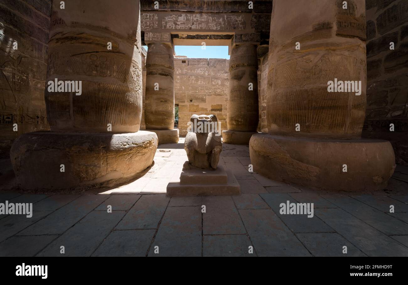 Statue antique dans la salle aux piliers de Louxor en Égypte sans personnes Banque D'Images