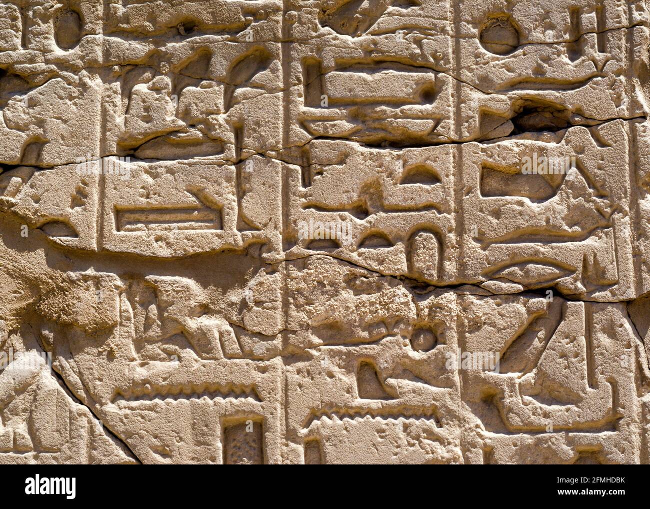 Hiéroglyphes égyptiens anciens sur le mur à Louxor en Égypte arrière-plan du motif Banque D'Images