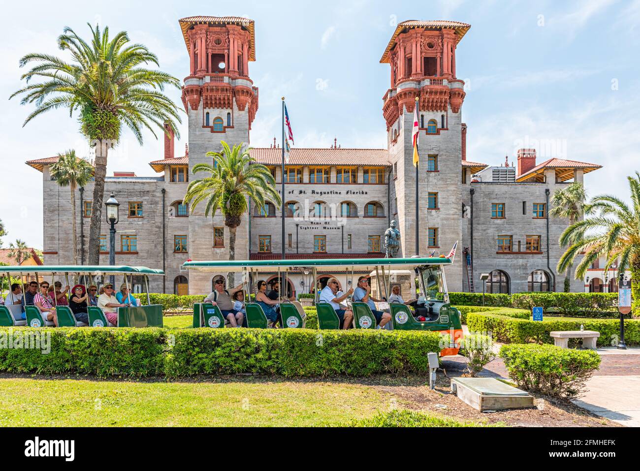 St. Augustine, États-Unis - 10 mai 2018 : vue sur le Flagler Lightner Museum avec tram et groupe de personnes en Floride et bâtiment célèbre d'architecture dans histoi Banque D'Images