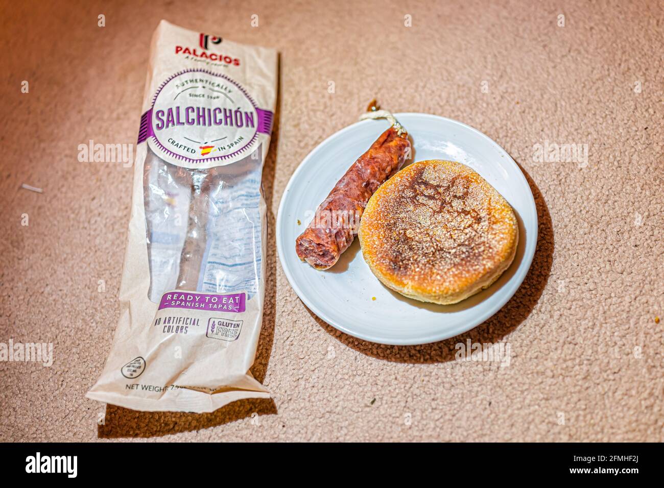 Herndon, États-Unis - 23 décembre 2020 : macro-gros plan de l'emballage de l'étiquette de saucisse de salami de salchichon espagnol et pain grillé de muffin anglais avec de la viande comme collation Banque D'Images