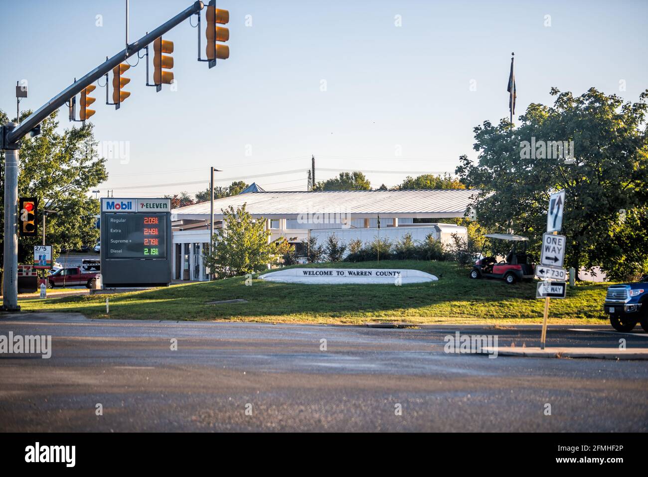 Front Royal, USA - 5 octobre 2020 : campagne rurale en Virginie avec panneau de bienvenue pour Warren County et station-service Mobil 7-Eleven sur la rue Banque D'Images