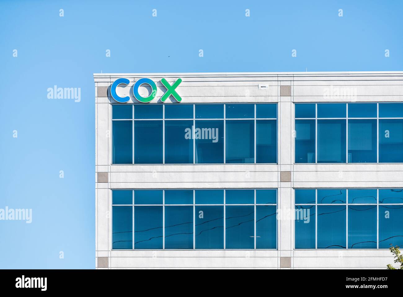 Herndon, États-Unis - 7 octobre 2020: Cox Communications logo bâtiment signe dans le nord de la Virginie pour les affaires d'entreprise fournissant le câble Internet téléphone servi Banque D'Images