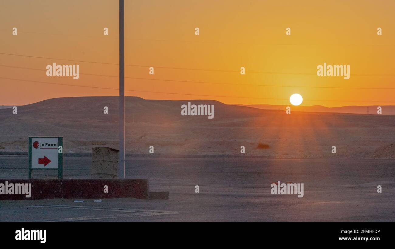 Coucher du soleil en contact avec le bord des montagnes dans le Désert du Moyen-Orient Banque D'Images