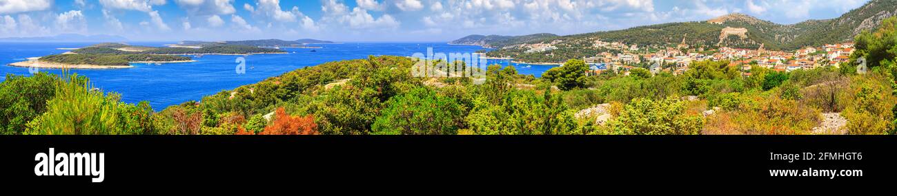 Paysage côtier d'été, panorama - vue de l'île de Hvar aux îles Paklinski et la ville de Hvar, la côte Adriatique de la Croatie Banque D'Images Paysage côtier d'été, panorama - vue de l'île de Hvar aux îles Paklinski et la ville de Hvar, la côte Adriatique de la Croatie Banque D'Images