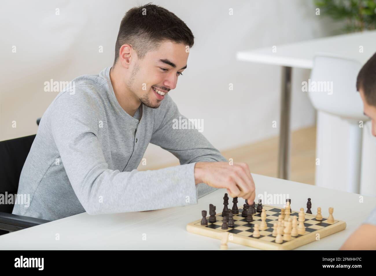 portrait d'amis jouant aux échecs Banque D'Images