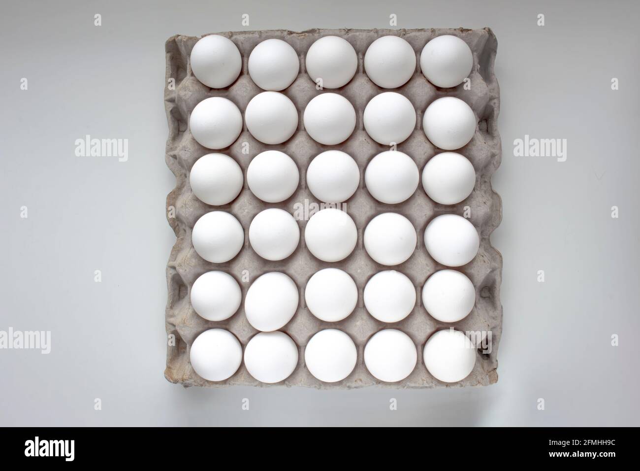 Vue de dessus d'un emballage en carton support d'œuf plateau d'œuf avec œufs  Photo Stock - Alamy