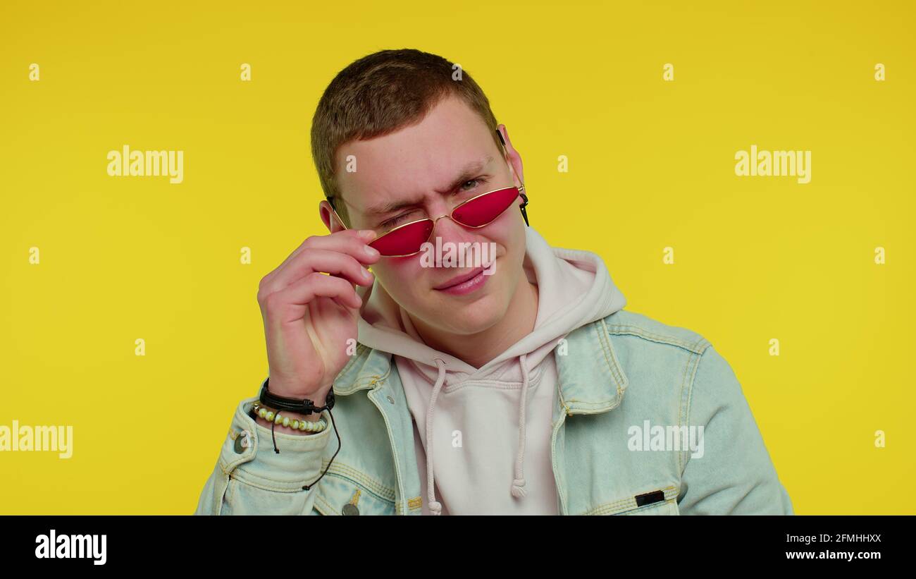 Joyeux Joueur Portant Des Lunettes De Soleil œil Clignotant Regardant L Appareil Photo Avec Le Sourire Le Clin D œil Et Le Flirt Photo Stock Alamy