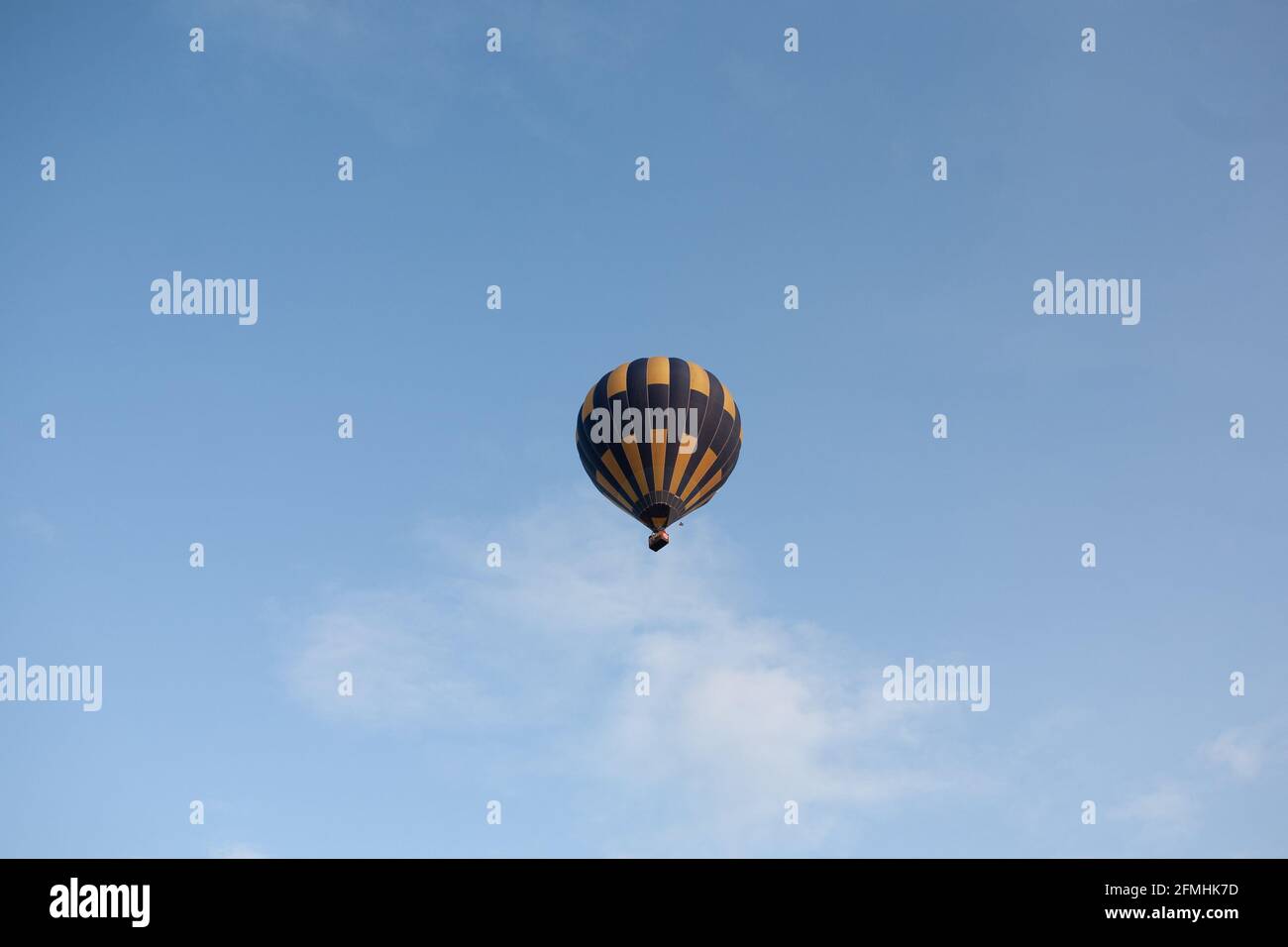 Hot Air Balloon in blue sky Banque D'Images