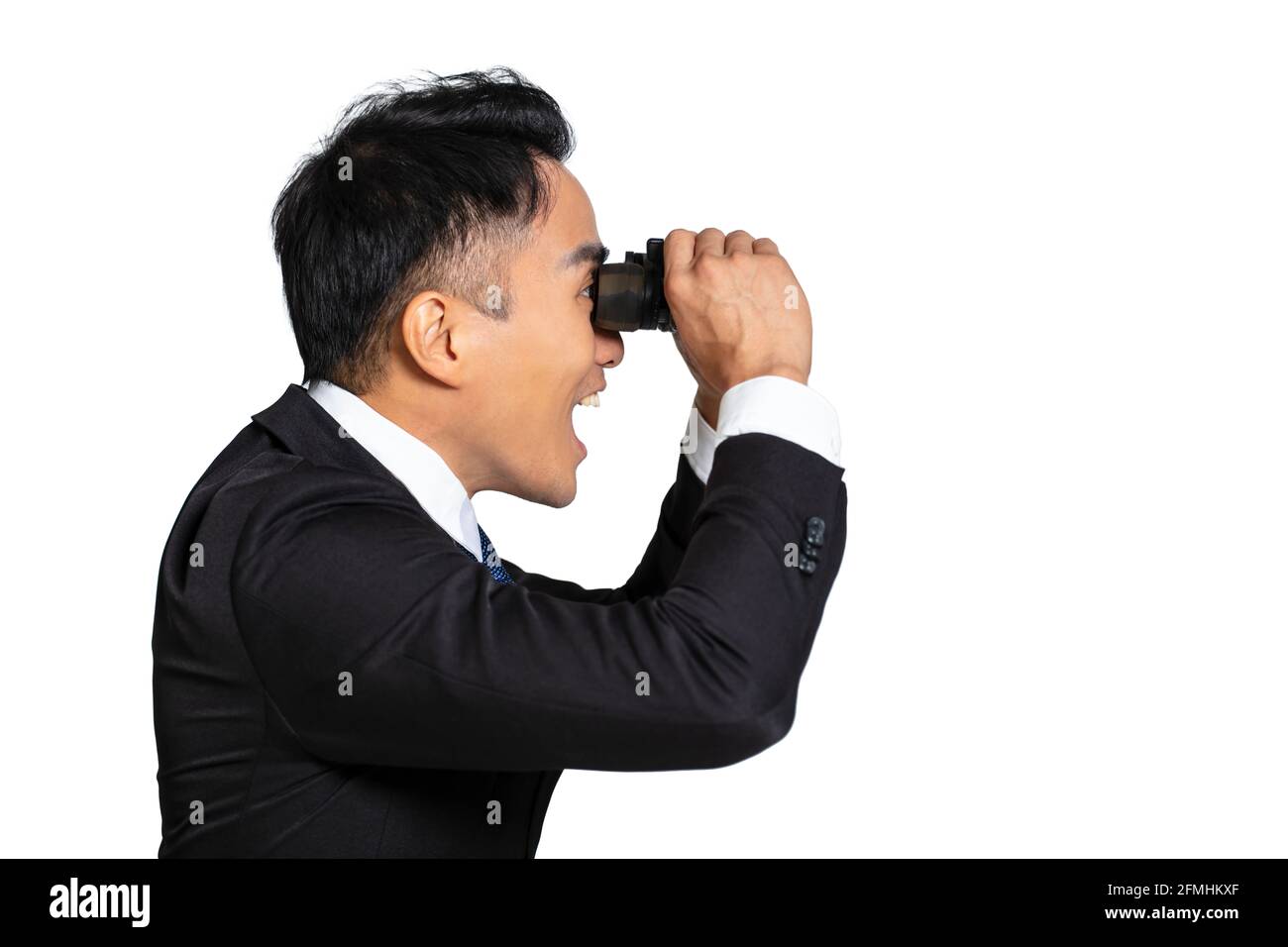Vue latérale d'un jeune homme d'affaires surpris regardant à travers des jumelles Banque D'Images