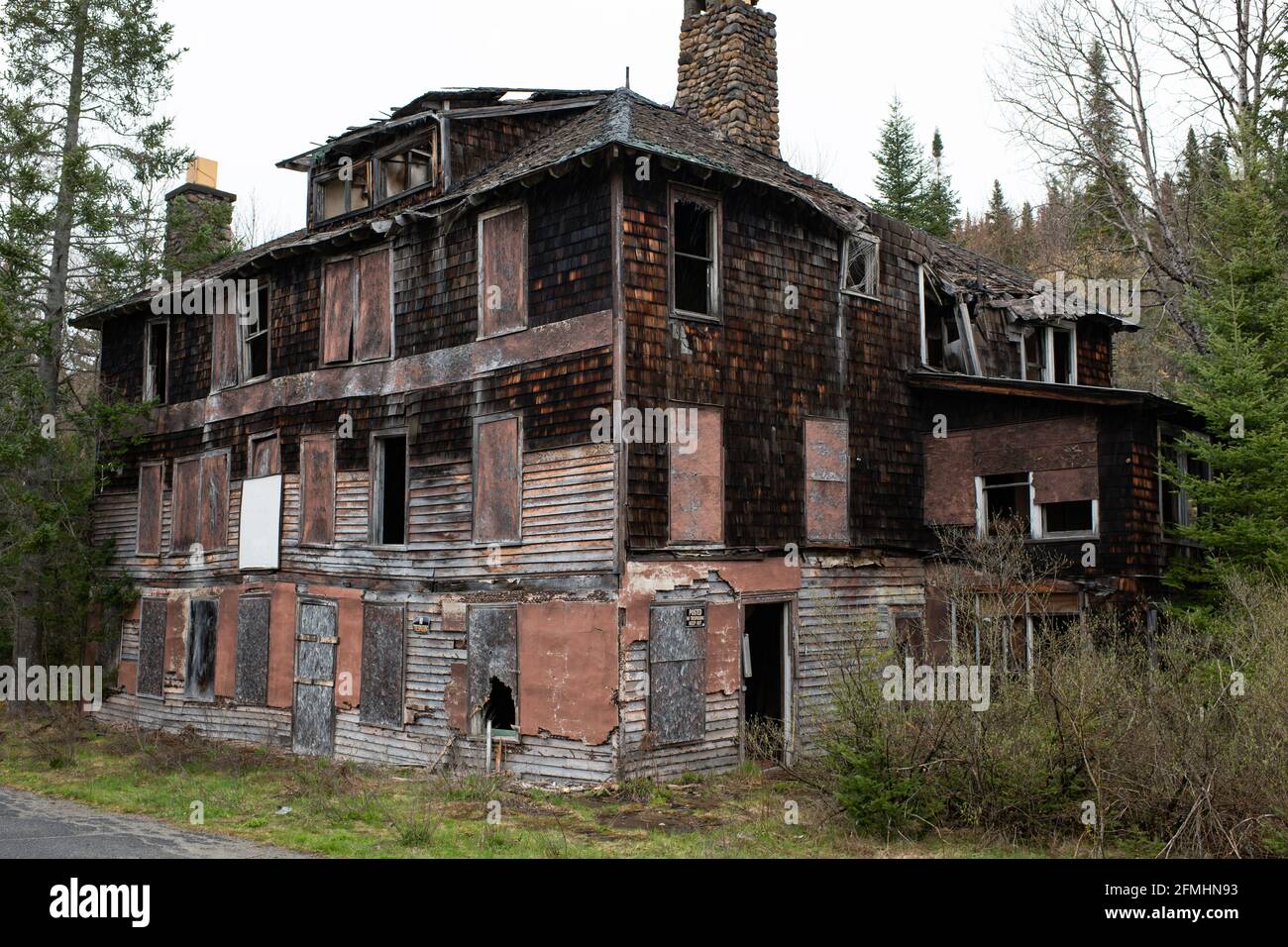 Un vieux bâtiment abandonné se détériorant dans les montagnes Adirondack, NY Etats-Unis Banque D'Images