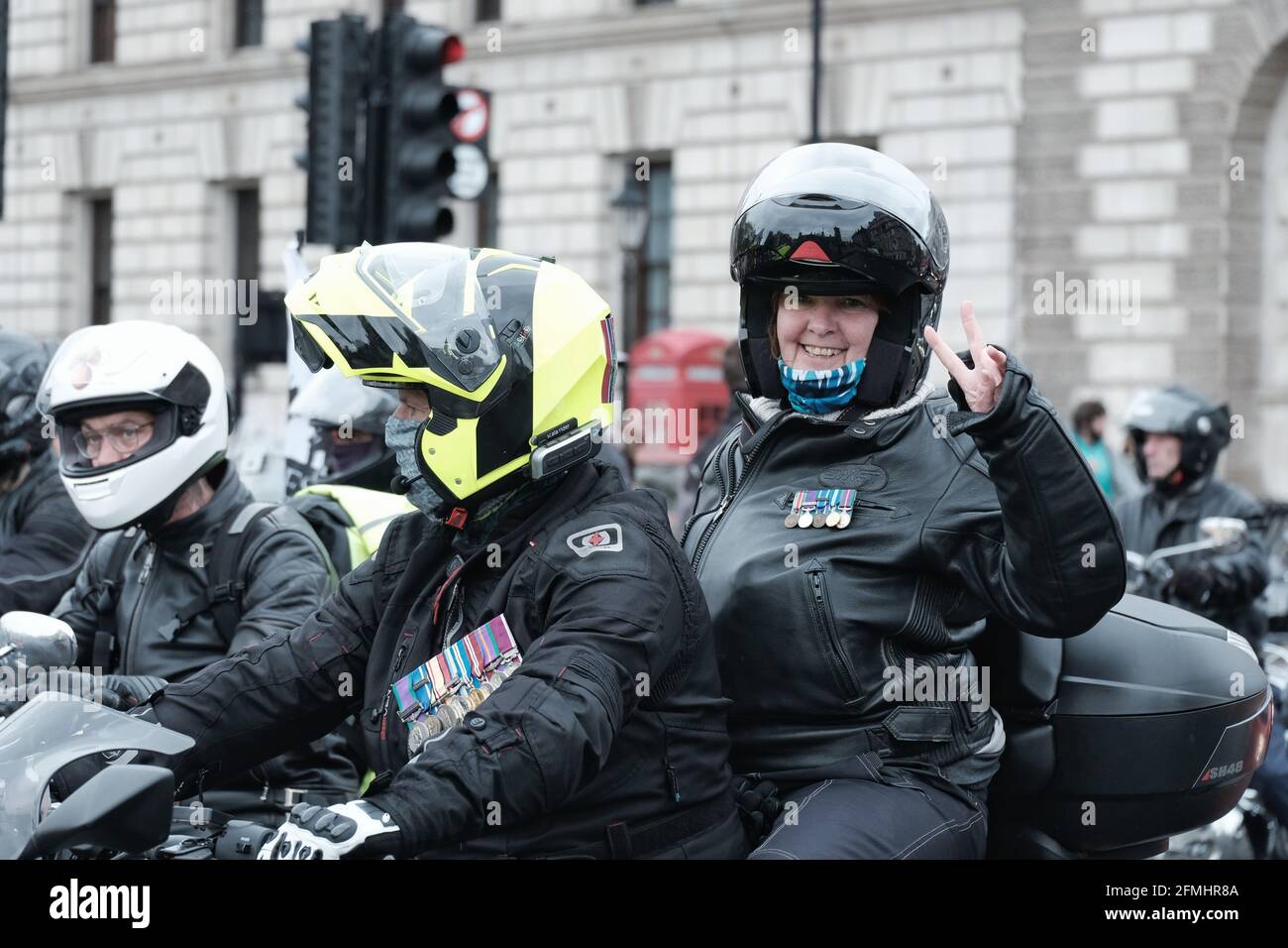 Des centaines de motocyclistes du groupe de campagne Rolling avec Thunder UK Entrez sur la place du Parlement pour soutenir les anciens combattants britanniques L'essai NI s'est effondré Banque D'Images