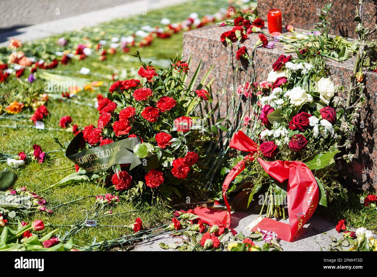 Berlin, Allemagne. 9 mai 2021. Des fleurs et des bouquets sont vus au Mémorial soviétique de Treptower Park à la suite d'un rassemblement pour marquer le 76e anniversaire de la fin de la Seconde Guerre mondiale en Europe, connu sous le nom de victoire en Europe Day, à Berlin, capitale de l'Allemagne, le 9 mai 2021. Credit: Stefan Zeitz/Xinhua/Alay Live News Banque D'Images