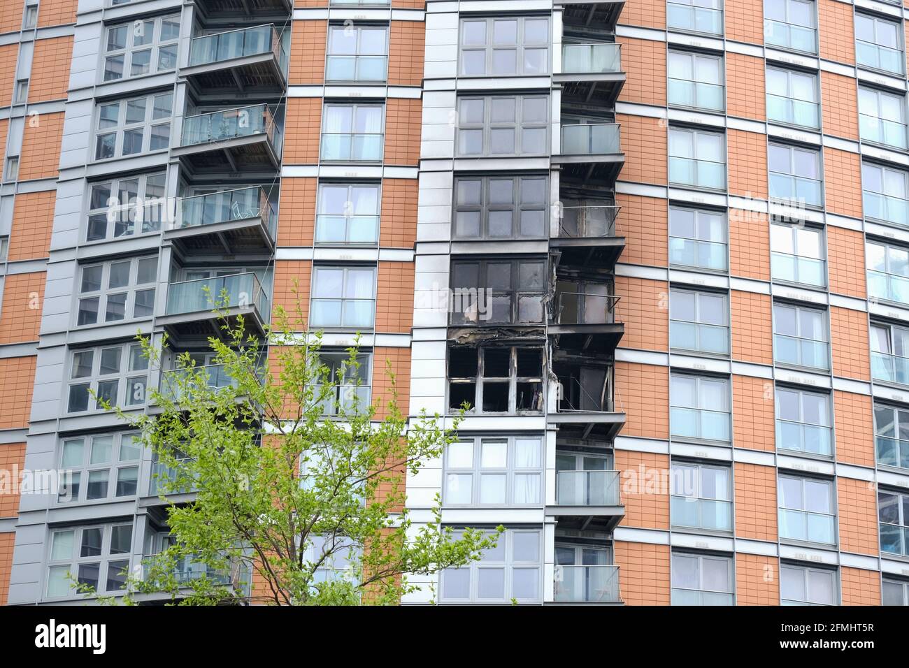 Des dommages causés par un incendie à l'extérieur du New Providence Wharf, à Blackwall, après un incendie ont endommagé le septième, le huitième et le neuvième étage. Banque D'Images
