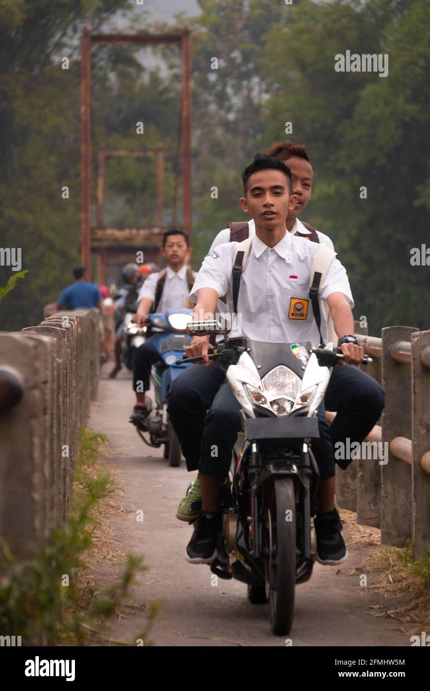 Yogyakarta, Indonésie. 23 août 2020. Les élèves du secondaire en Indonésie vont à l'école en utilisant des motos au-dessus du pont Banque D'Images