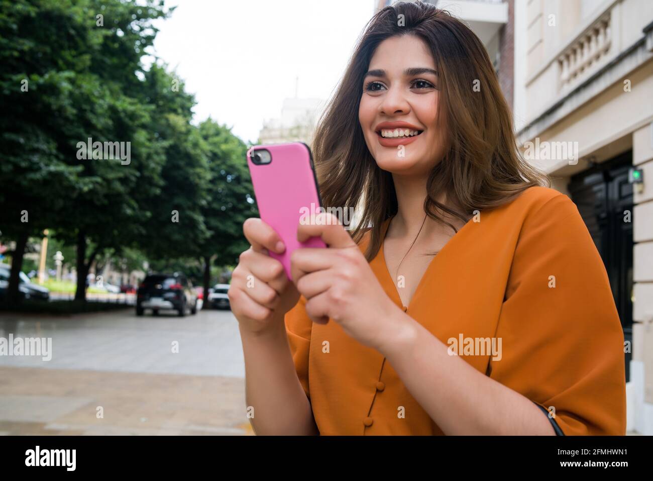 Jeune femme utilisant son téléphone portable. Banque D'Images