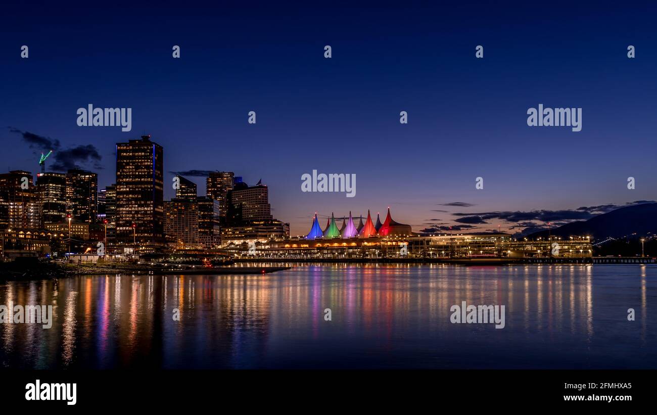 Heure bleue après le coucher du soleil sur le port et les voiles colorées de Canada place, le terminal de bateaux de croisière sur le front de mer de Vancouver, Canada Banque D'Images