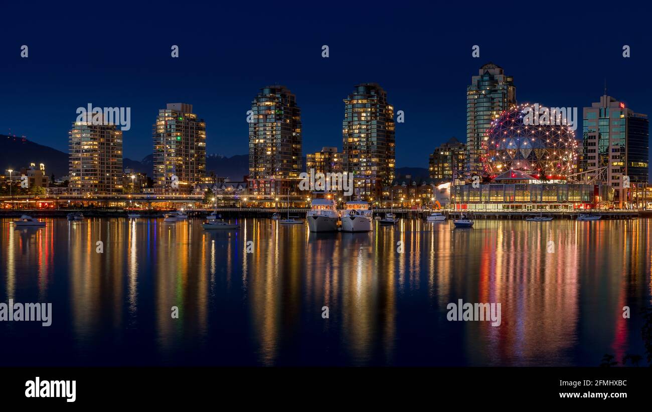 La ville s'allume en soirée sur la rive est de False Creek Inlet, à Vancouver, en Colombie-Britannique, au Canada Banque D'Images