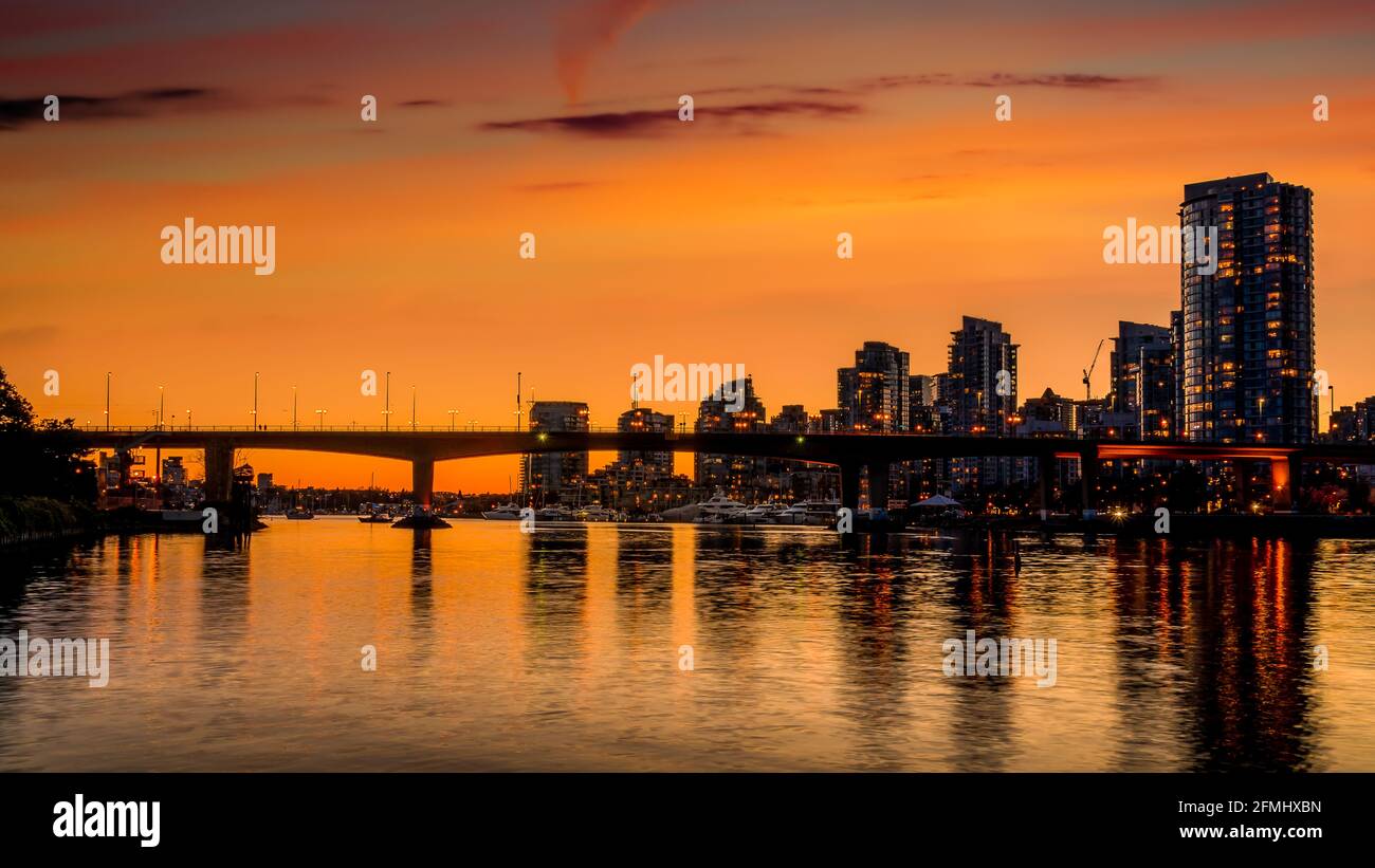 Orange Sky from the Sun, au-dessus du pont Cambie et du Vancouver Yale Town Skyline sur la rive nord de False Creek, Colombie-Britannique, Canada Banque D'Images