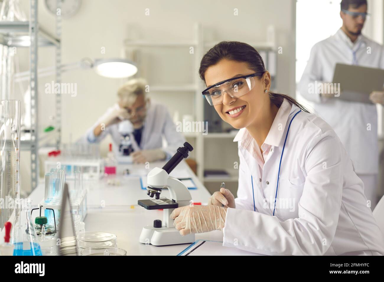 Portrait d'une femme scientifique heureuse et réussie travaillant dans un laboratoire de recherche moderne Banque D'Images