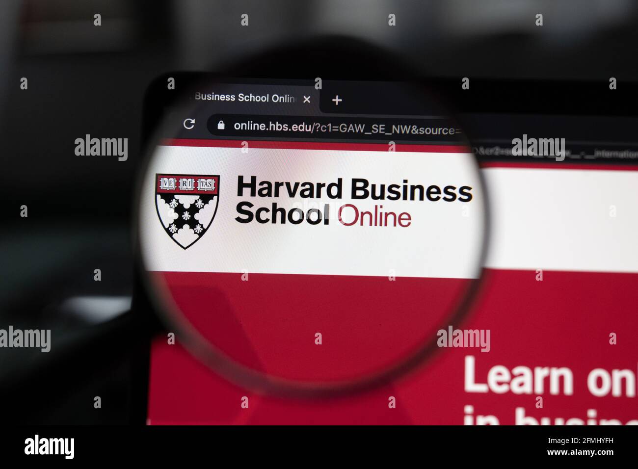 Logo de la Harvard Business School sur un site Web vu sur un écran d'ordinateur à travers une loupe Banque D'Images