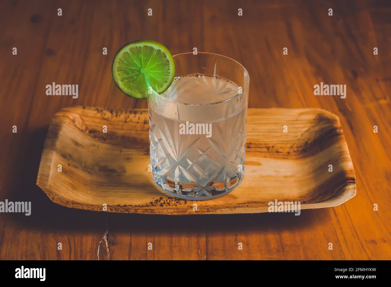 Jus de citron sur le plateau de feuilles de palmier Banque D'Images