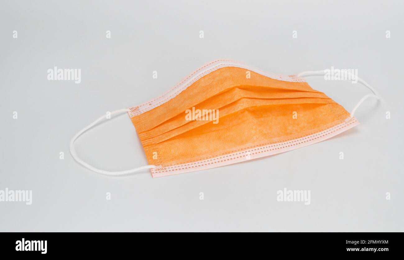 Masque médical stérile jetable, fond blanc. Masque chirurgical orange,  bouche et nez. Masque respiratoire Photo Stock - Alamy