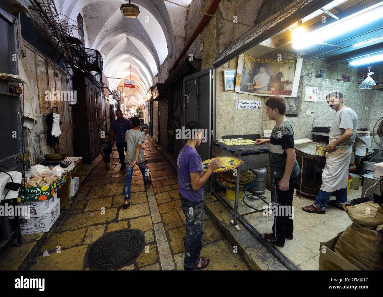 Un homme palestinien préparant Atayef (Qatayef) - UN dessert traditionnel Populaire pendant le mois Saint du Ramadan et particulièrement pendant EID Al Fitr vacances Banque D'Images