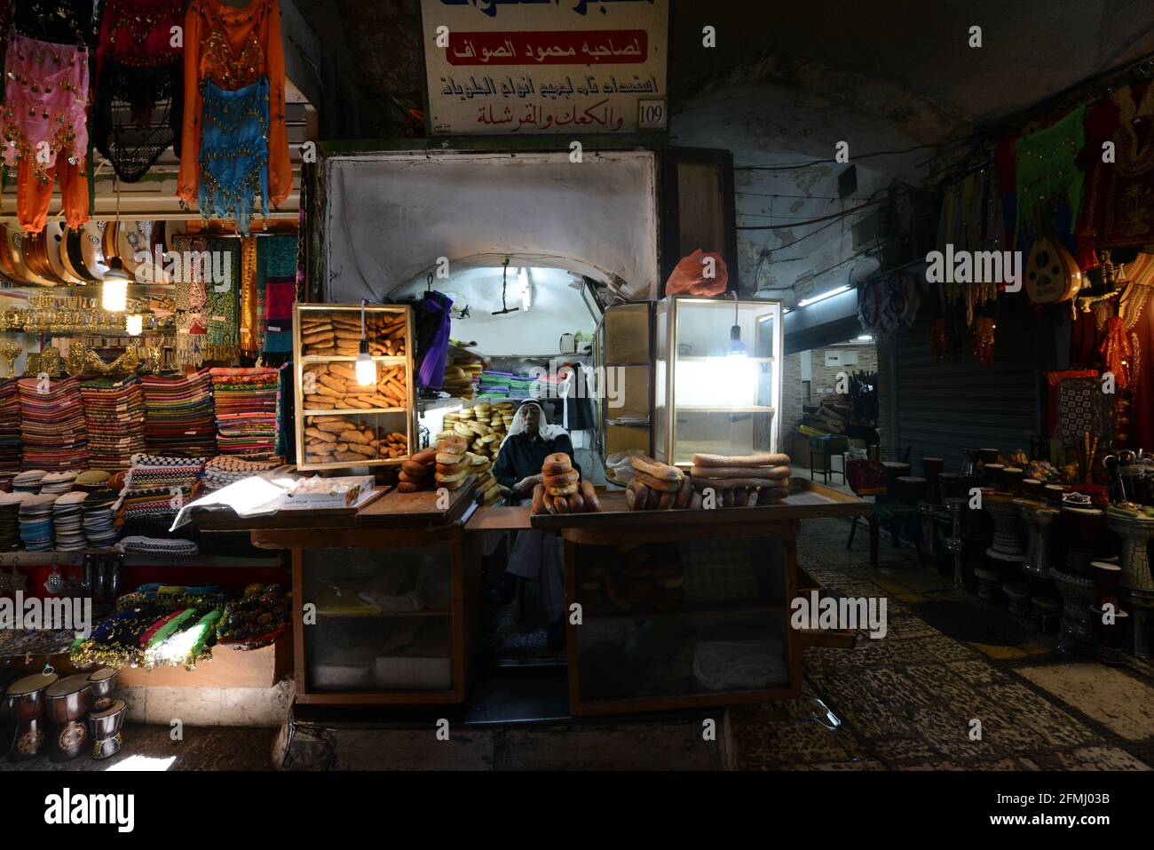 Un palestinien qui vend du pain Ka'ak de sa petite boutique dans le Qt musulman. Dans la vieille ville de Jérusalem. Banque D'Images