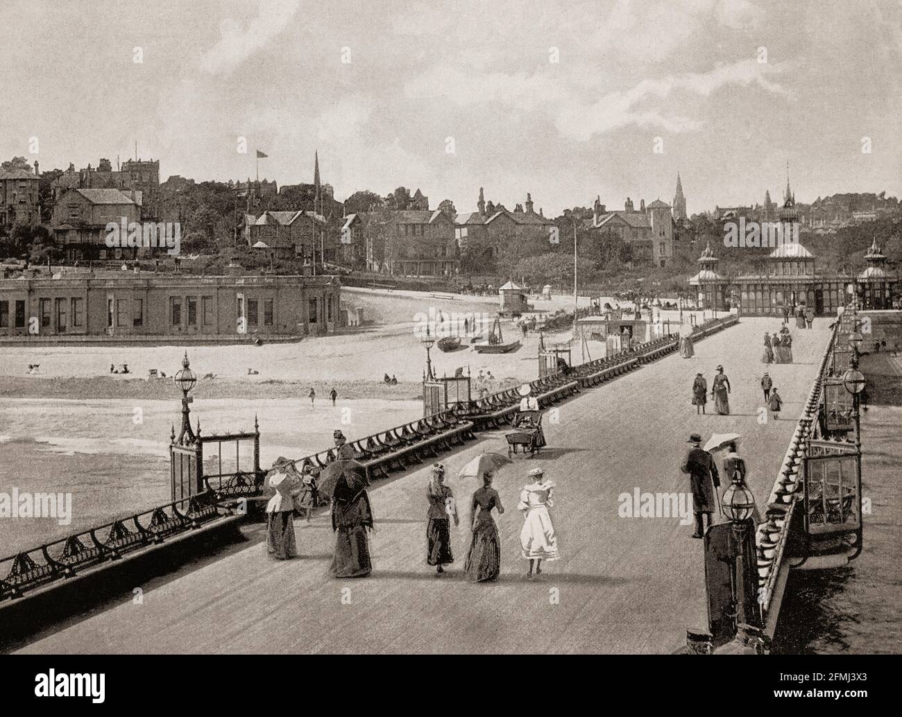 Vue de la fin du XIXe siècle sur la jetée de Bournemouth, une structure en fonte en 1880. Avant la fondation de la station balnéaire en 1810 par Lewis Tregonwell, la région était une zone déserte de Dorset heathland occasionnellement visitée par des pêcheurs et des passeurs. Initialement commercialisée comme centre de santé, la ville a reçu un coup de pouce lorsqu'elle est apparue dans le livre d'Augustus Granville de 1841, The Spas of England. La croissance de Bournemouth s'est accélérée avec l'arrivée du chemin de fer, et elle est devenue une ville en 1870. Banque D'Images