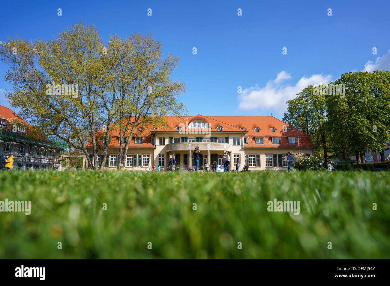 Darmstadt, Allemagne. 07e mai 2021. Les élèves passent leur pause devant le bâtiment historique du Centre scolaire Marienhöhe. Le Marienhöhe School Centre est un centre scolaire chrétien en commandite privée avec les branches de l'école primaire, secondaire, école de grammaire et de collège, une école privée reconnue par l'État. Le centre scolaire comprend une école d'embarquement pour les garçons et une école d'embarquement pour les filles. (À dpa: Corona crée plus de demande pour les pensionnats) Credit: Andreas Arnold/dpa/Alay Live News Banque D'Images