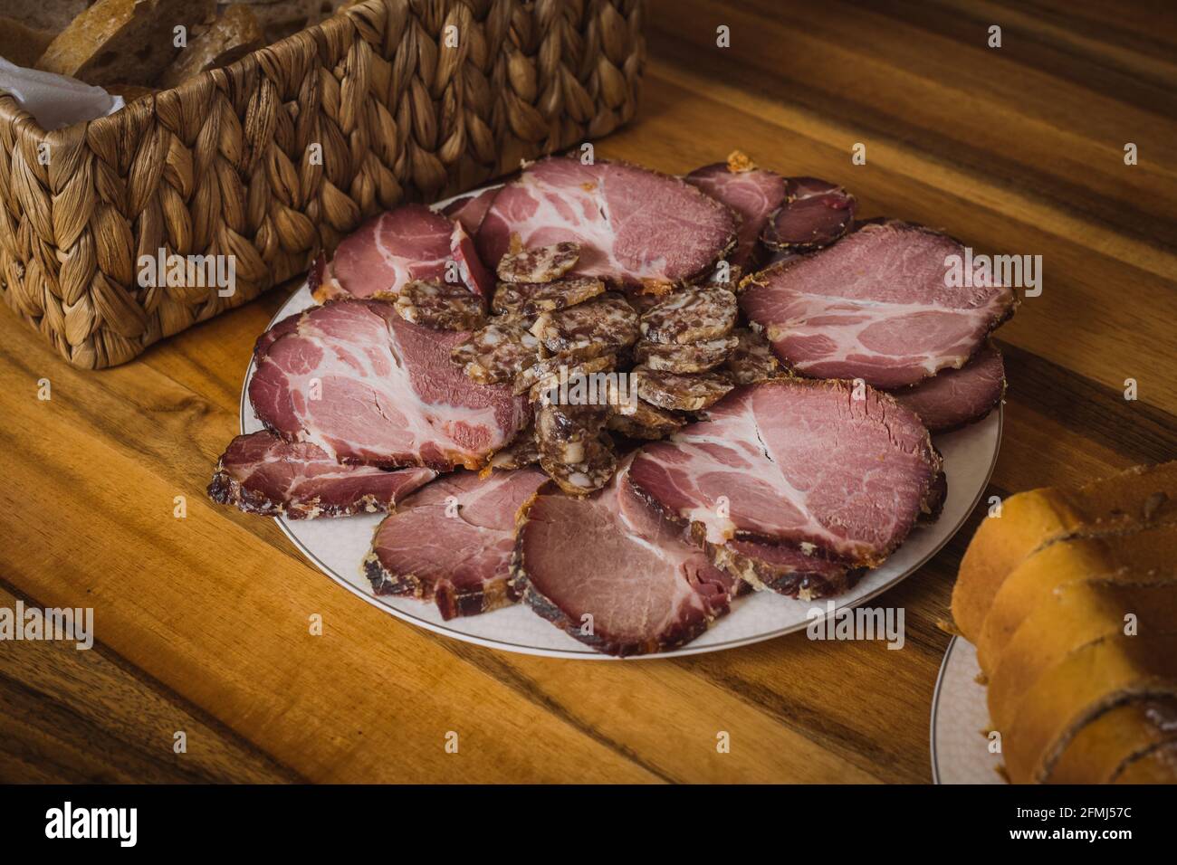 Jambon fraîchement coupé sur une table et assiette pour pâques célébration Banque D'Images