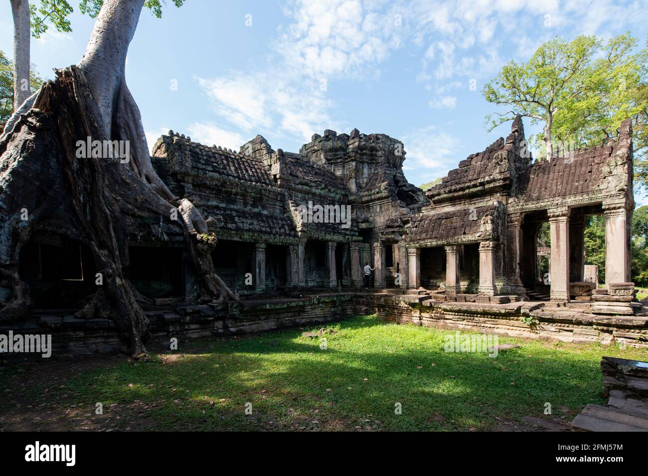 Angkor Wat avec l'extérieur du temple en pierre vieilli contre la prairie sous Ciel bleu nuageux au Cambodge Banque D'Images