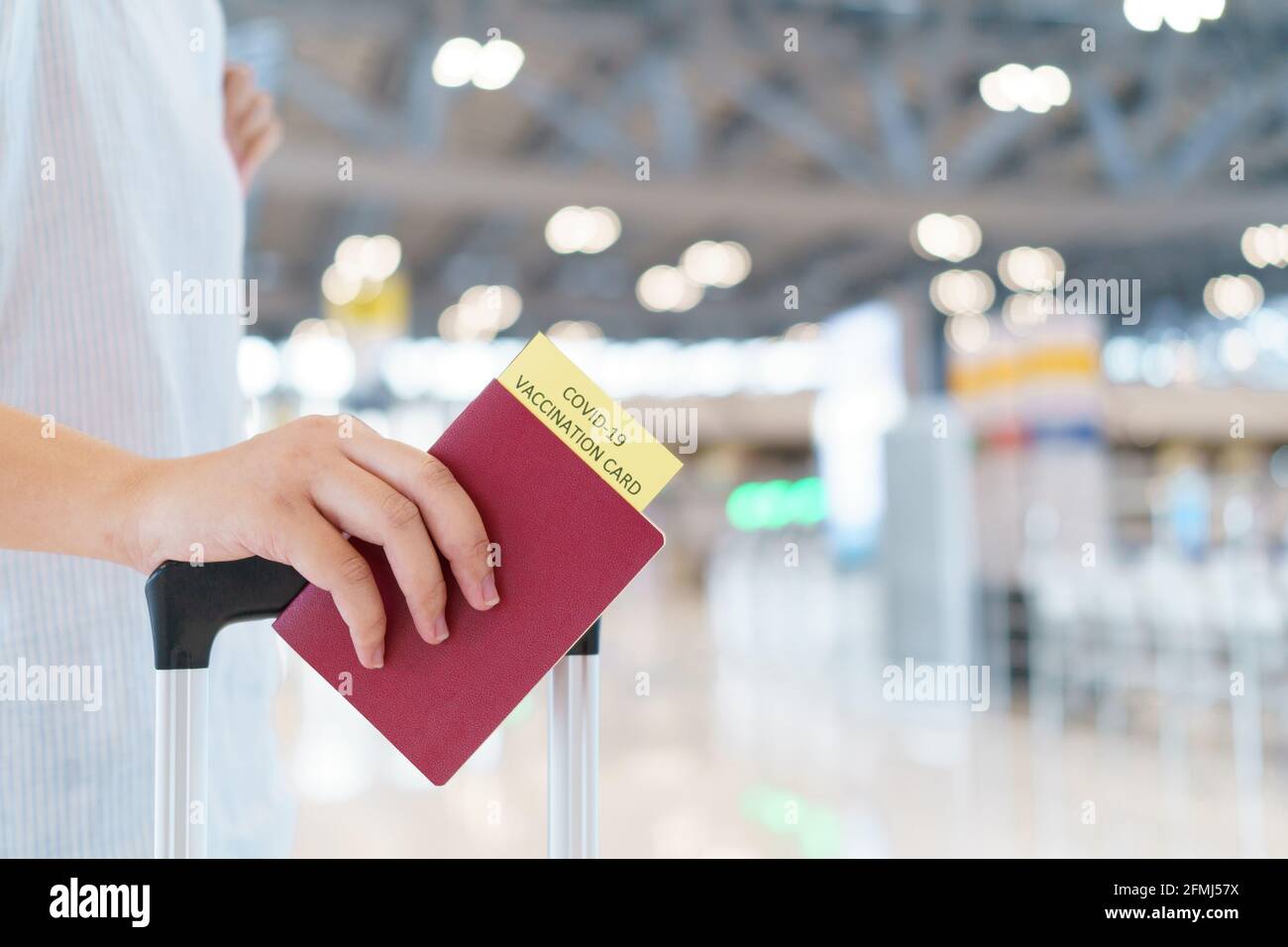Passeport avec certificat de vaccination pour la carte d'enregistrement de la personne COVID-19. Passeport ou certificat immunitaire pour se faire vacciner avant le voyage. Vaccination, d Banque D'Images Passeport avec certificat de vaccination pour la carte d'enregistrement de la personne COVID-19. Passeport ou certificat immunitaire pour se faire vacciner avant le voyage. Vaccination, d Banque D'Images