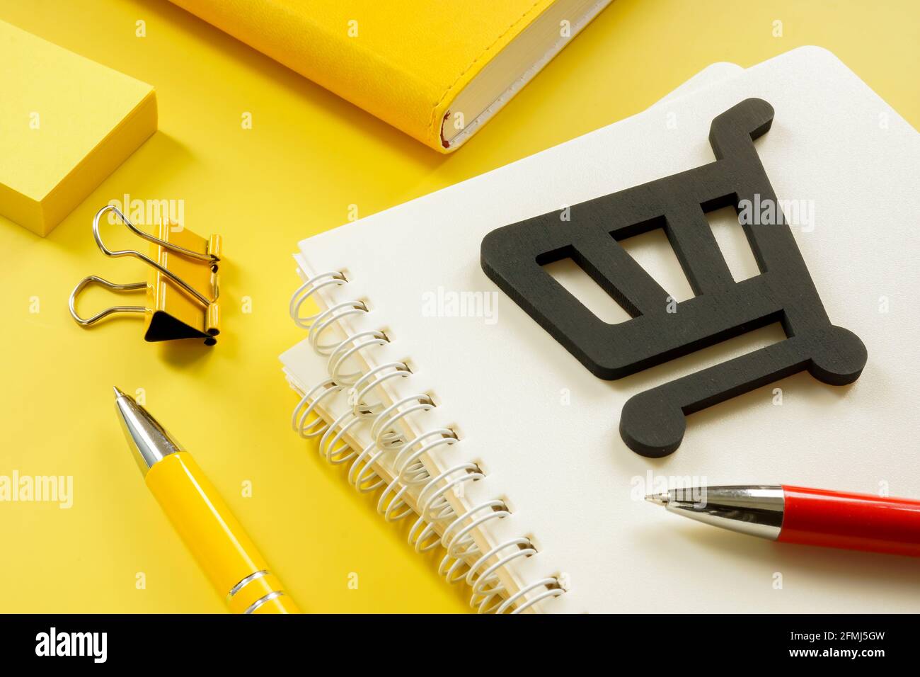 Concept de business plan de vente. Panier et livres. Banque D'Images