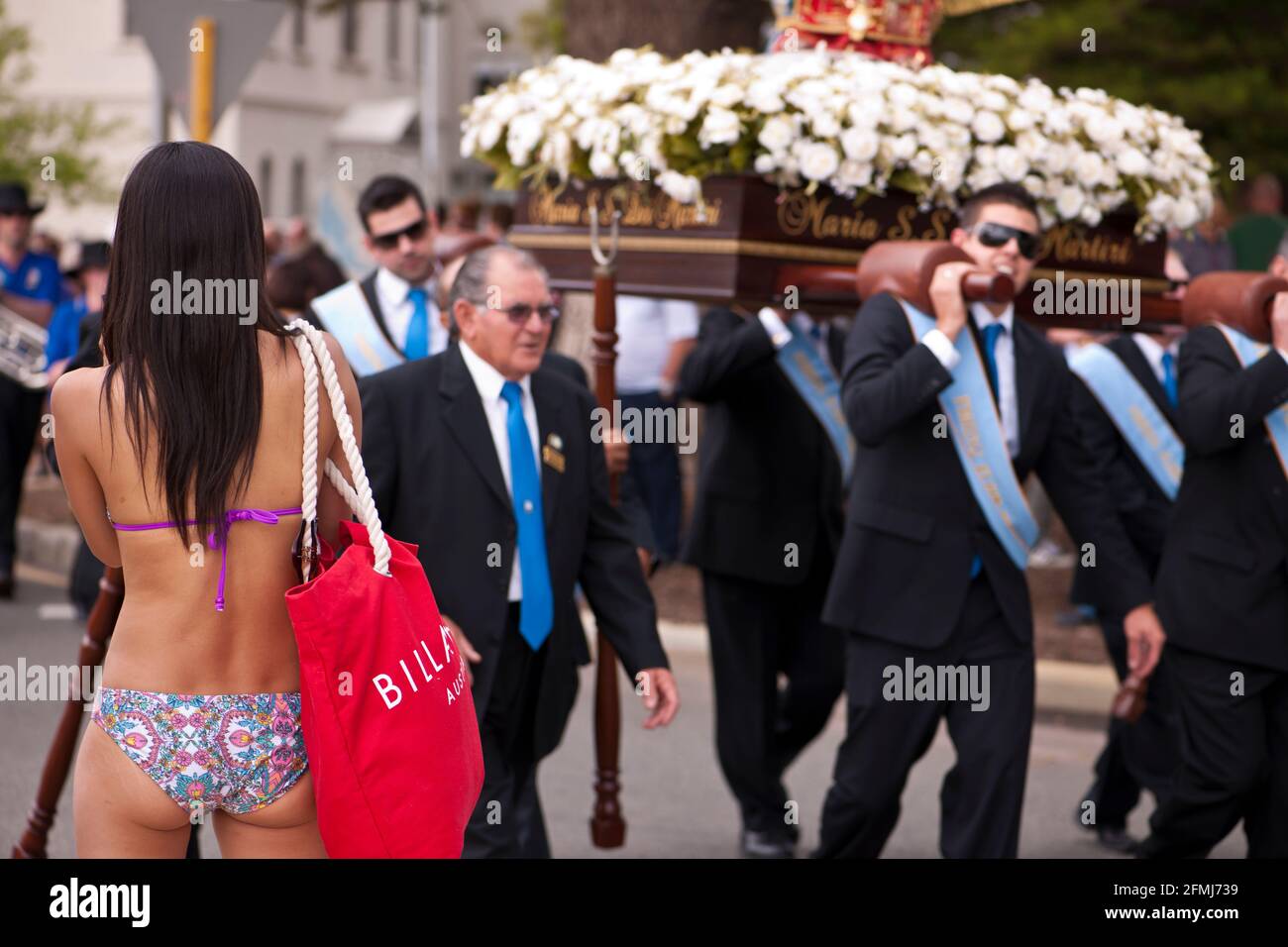 FREMANTLE,AUSTRALIE,28 octobre,2012 UNE jeune femme observe la parade qui approche le quai des pêcheurs. Chaque année, la communauté catholique honore Banque D'Images