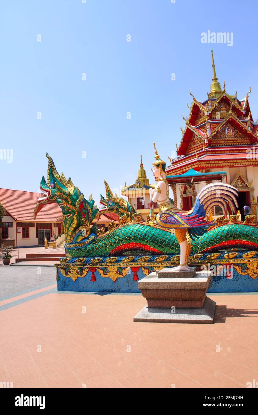Statues de Kinnaris et serpents-nagas près du Pavillon à Pulau Tikus, temple bouddhiste thaïlandais (Wat Chayamangkalaram), célèbre attraction touristique de George Banque D'Images