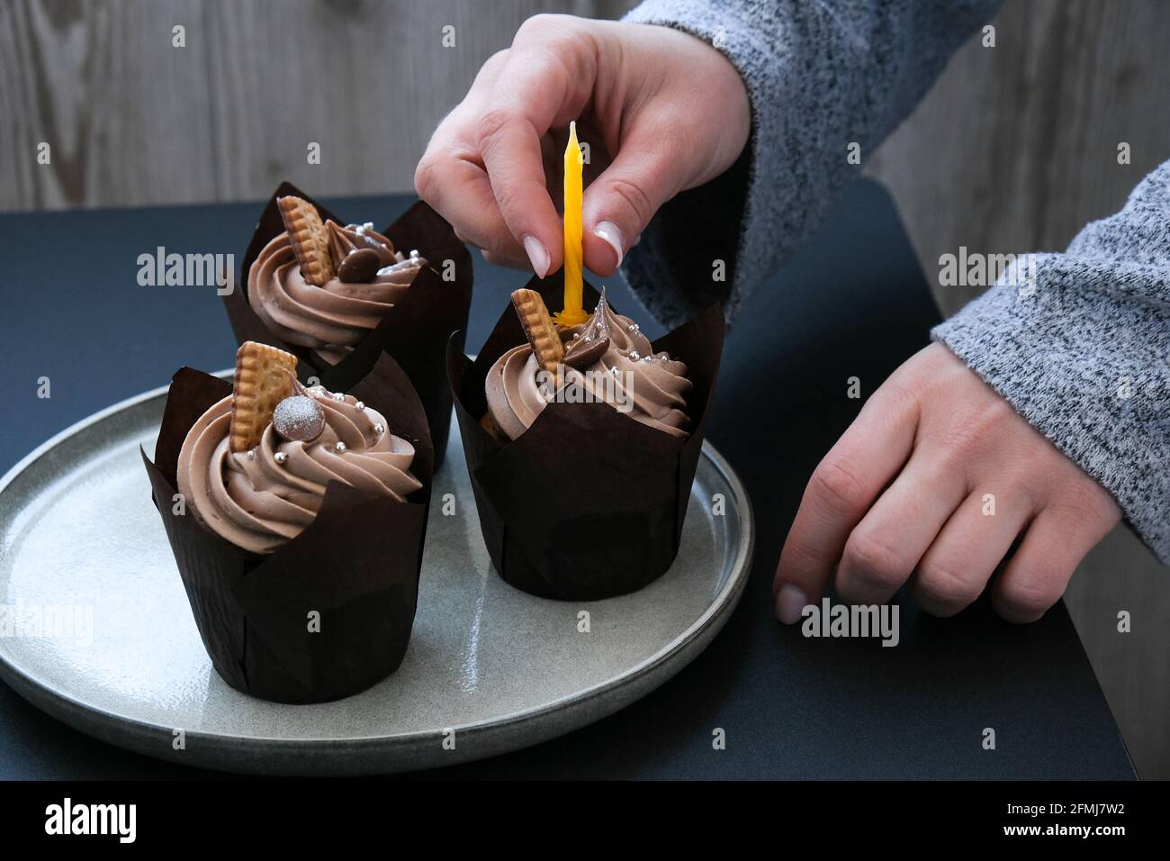 Les Mains Des Femmes Font De Delicieux Petits Gateaux Au Chocolat Avec De La Creme Sur Fond Sombre Trois Muffins Au Chocolat Gateau D Anniversaire Preparation De Fete Photo Stock Alamy Les Mains Des Femmes Font De Delicieux Petits Gateaux Au Chocolat Avec De La Creme Sur Fond Sombre Trois Muffins Au Chocolat Gateau D Anniversaire Preparation De Fete Photo Stock Alamy