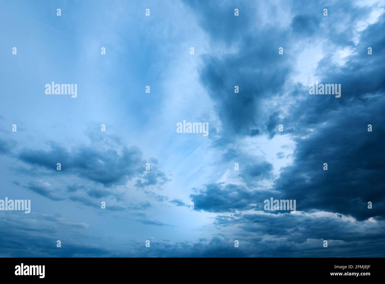 Des cumulus orageux spectaculaires au ciel au crépuscule du printemps, image bleue froide Banque D'Images