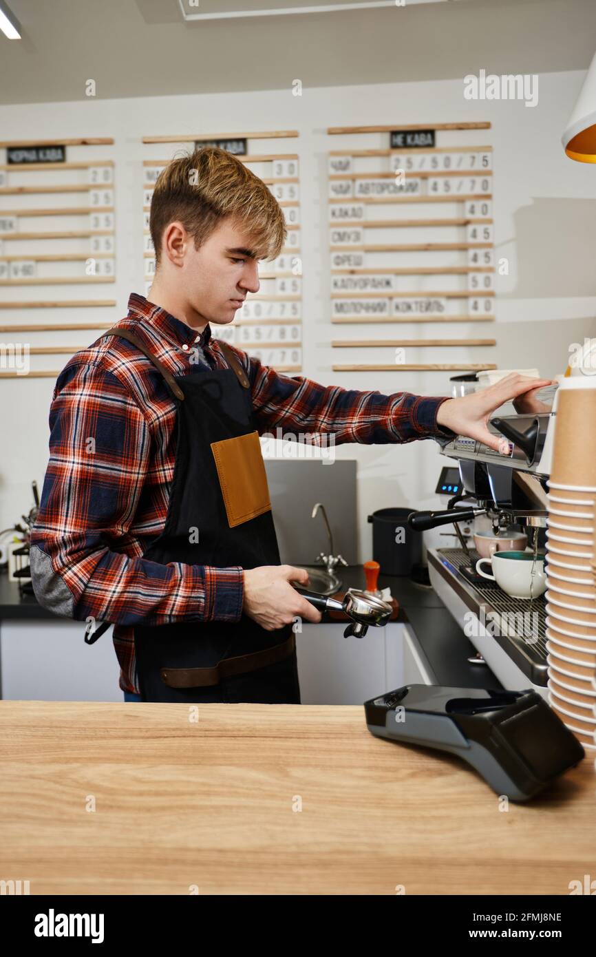 Le barista utilise une machine à café pour préparer le café Banque D'Images
