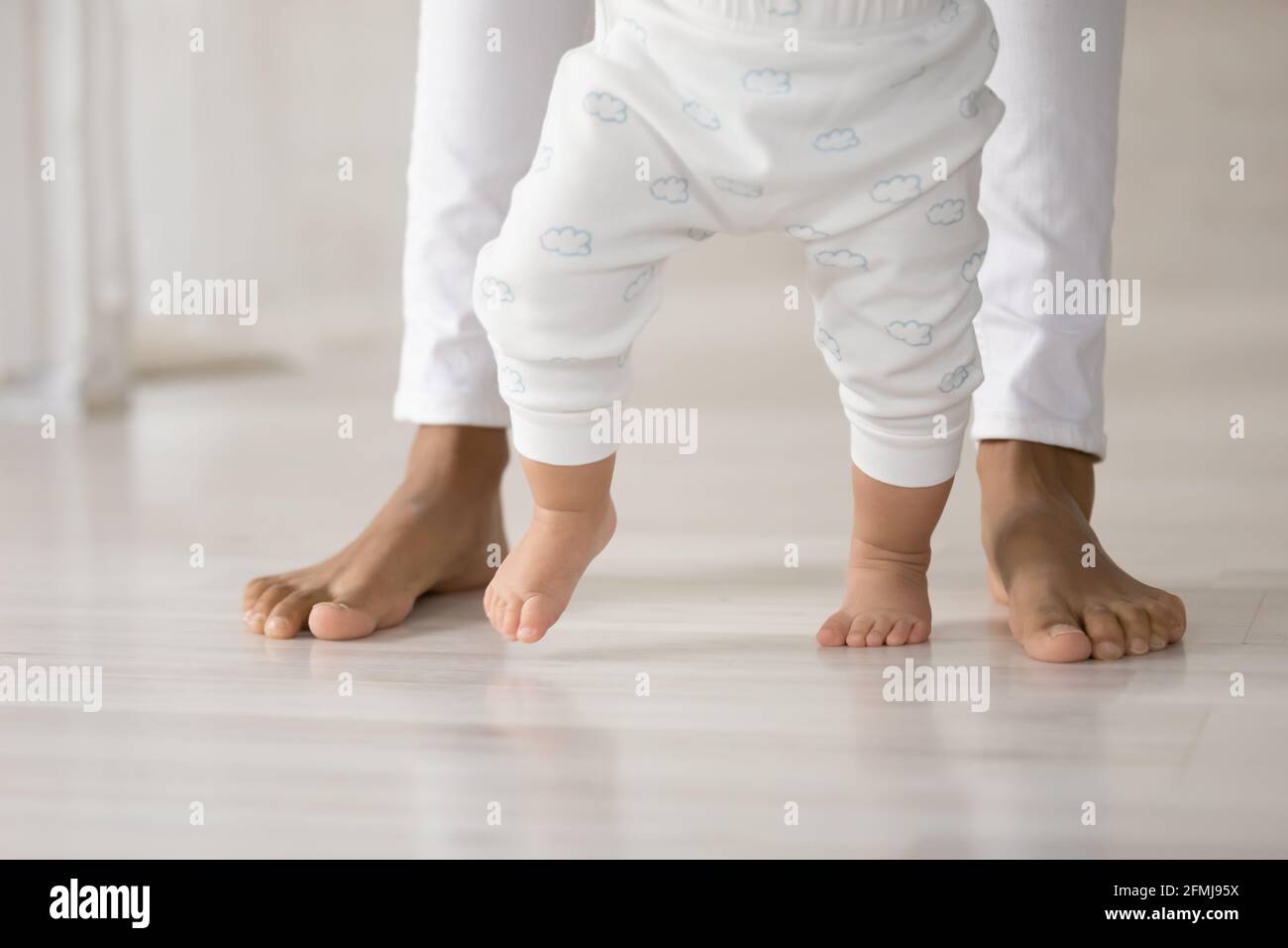 Gros Plan De Bebe De Petit Enfant Faire Les Premiers Pas Photo Stock Alamy