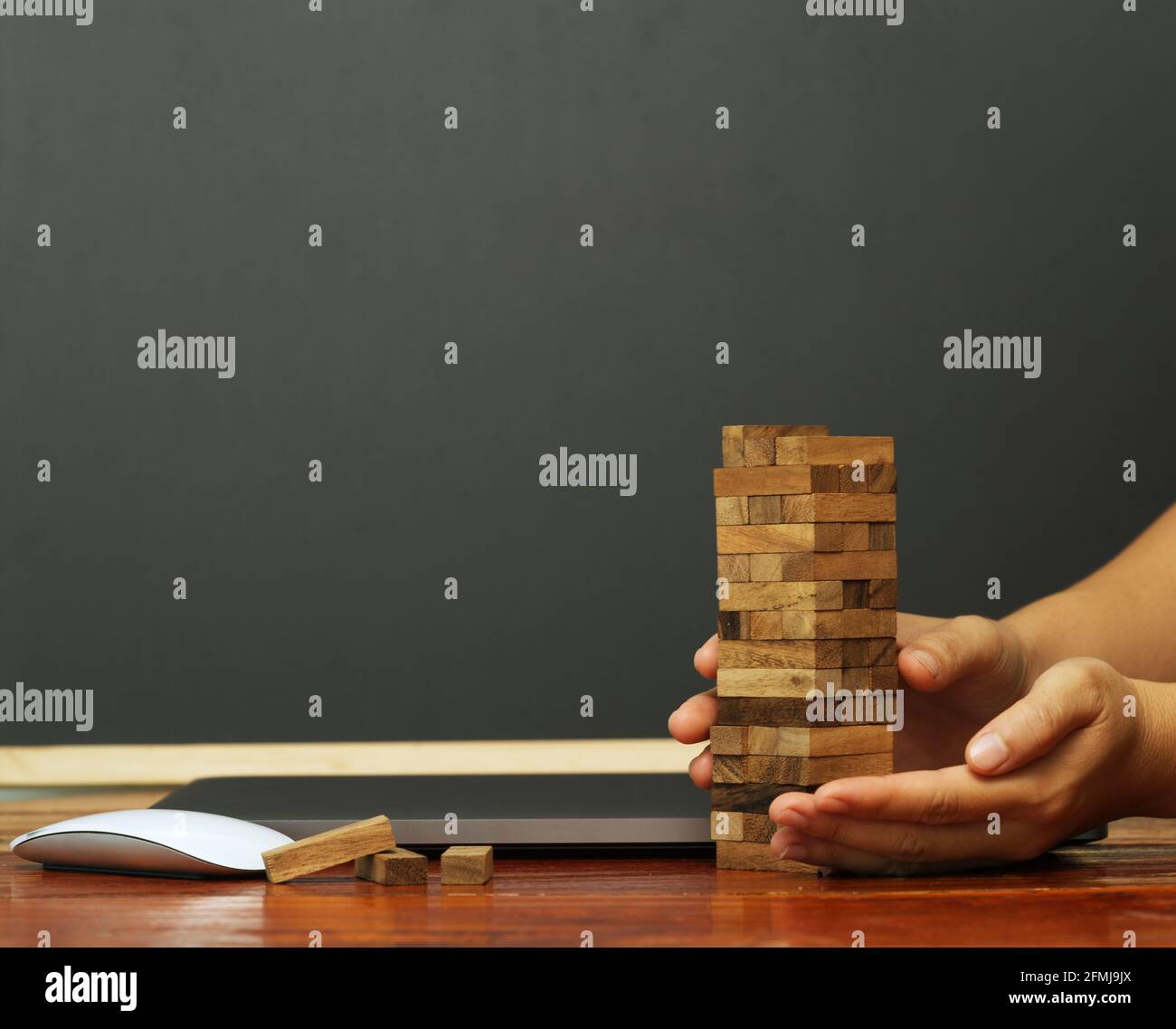 Des caisses en bois empilées abstraites qui inspirent le développement de l'entreprise, la croissance économique, l'accomplissement organisationnel et une meilleure tendance à atteindre les objectifs. Banque D'Images